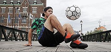 花式足球技巧之三个高难度坐姿花式技巧