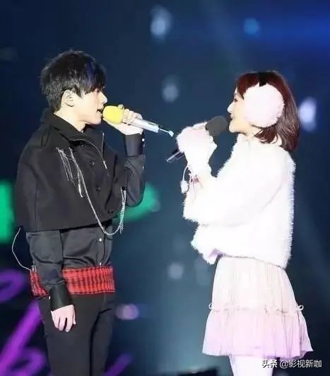 谢娜张杰抱女儿晒太阳,谢娜晒双胞胎女儿