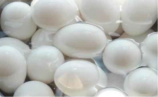 怎样腌鹅蛋既不咸又流油,腌鹅蛋怎么防止蛋黄发黑
