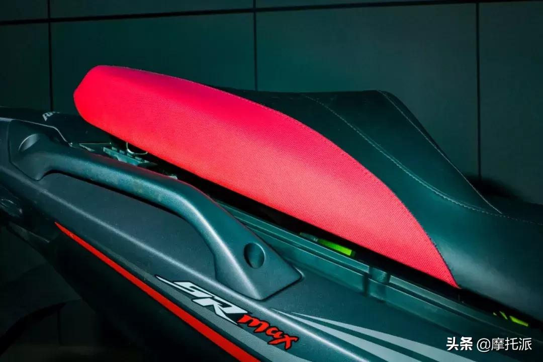 这是一辆让人爱恨交加的大踏板,阿普利亚SRMAX300综合测评-上