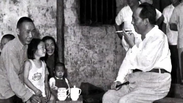 毛主席看到与母亲的合影，激动地用土话问道：咯是从哪里拱出来的