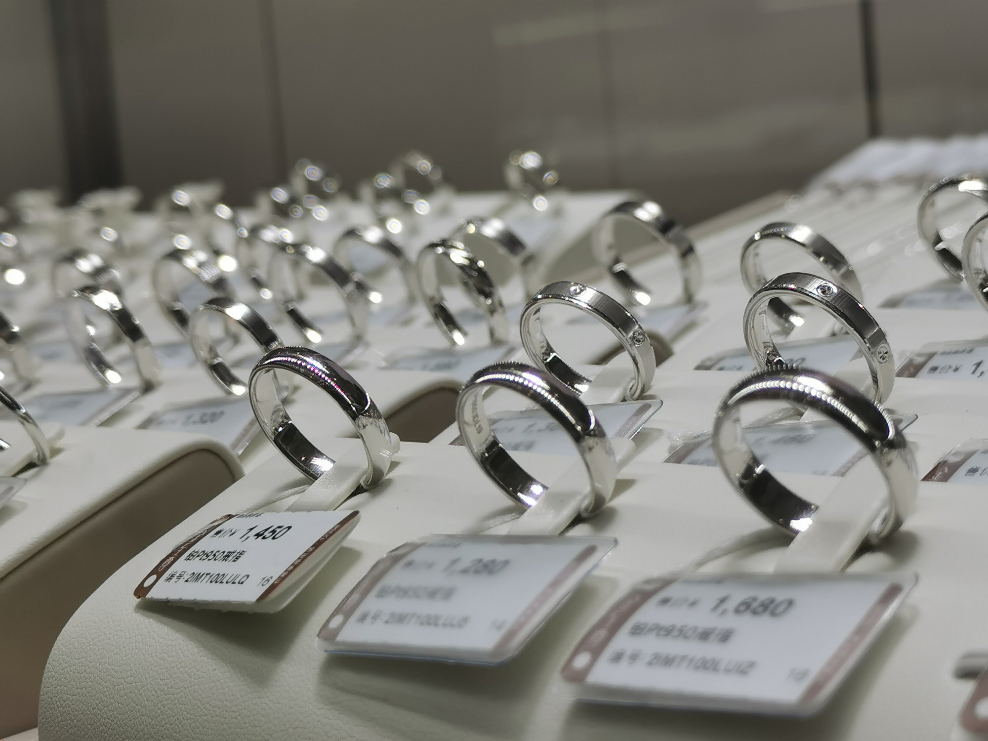 铂金首饰价格相差太多是什么原因,铂金首饰现在值得购买吗