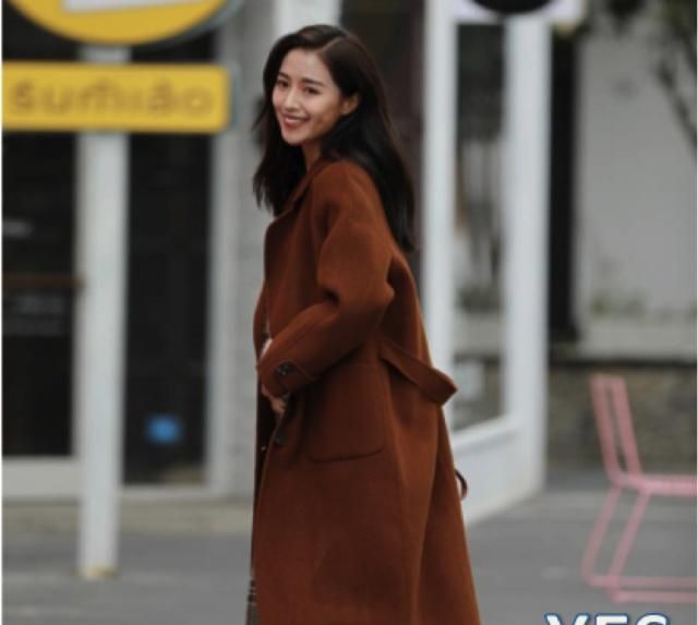 显白肤色黑穿搭图片女士,肤色偏黄的女生适合穿什么