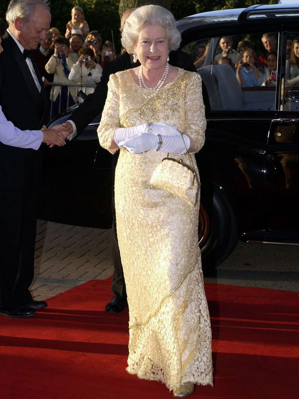 93岁英国女王穿驼色大衣,93岁英国女王穿休闲装
