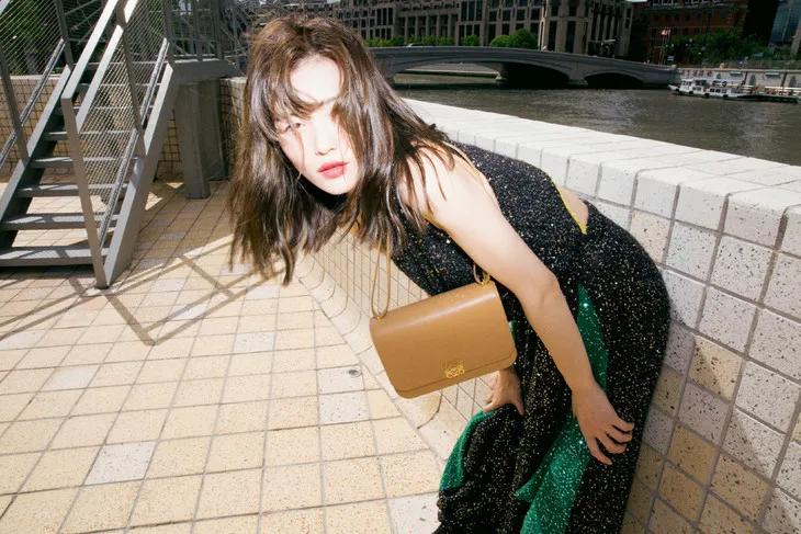 三里屯偶遇大幂幂,杨幂和闺蜜在三里屯逛街遭搭讪