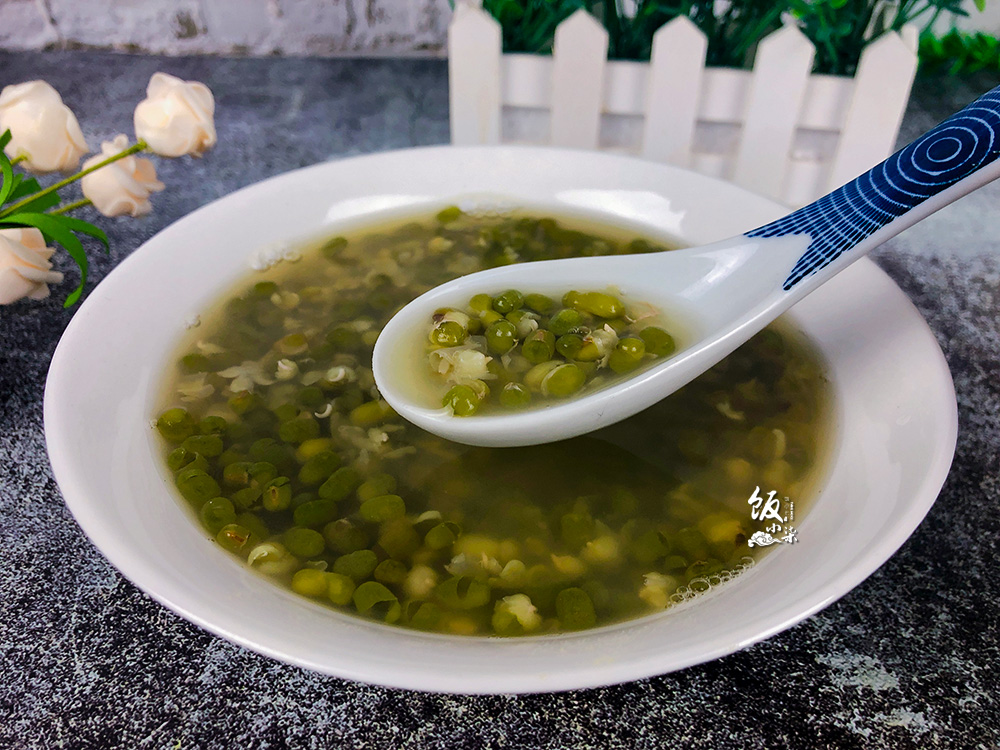 绿豆汤烧的是红色的怎么回事,绿豆汤怎么煮不变色不发绿