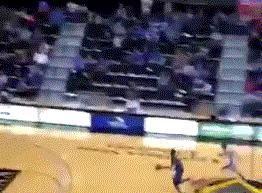 野球场篮球垫脚瞬间,野球场恶意垫脚集锦