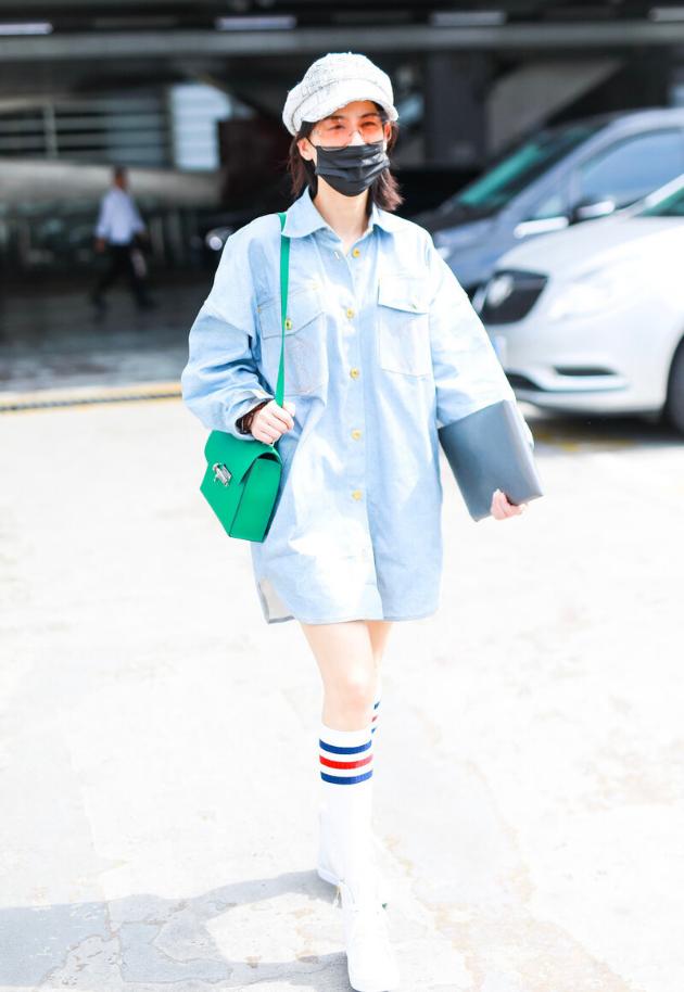 41岁黄圣依穿粉衣年轻貌美,黄圣依当妈