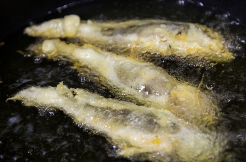 炸小鱼，用面粉还是淀粉？多数错在这一步，难怪不酥脆，还容易皮