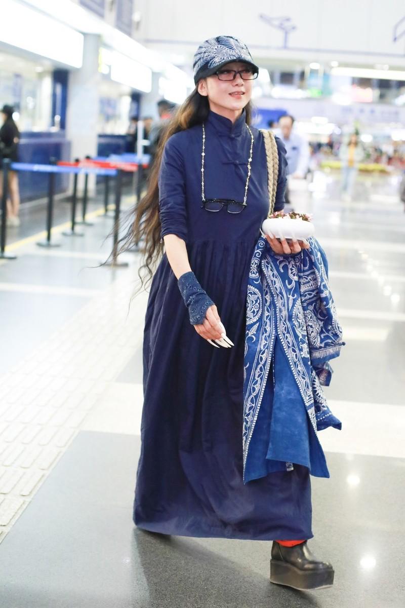 杨丽萍跳广场舞的裙子,杨丽萍穿白色长裙