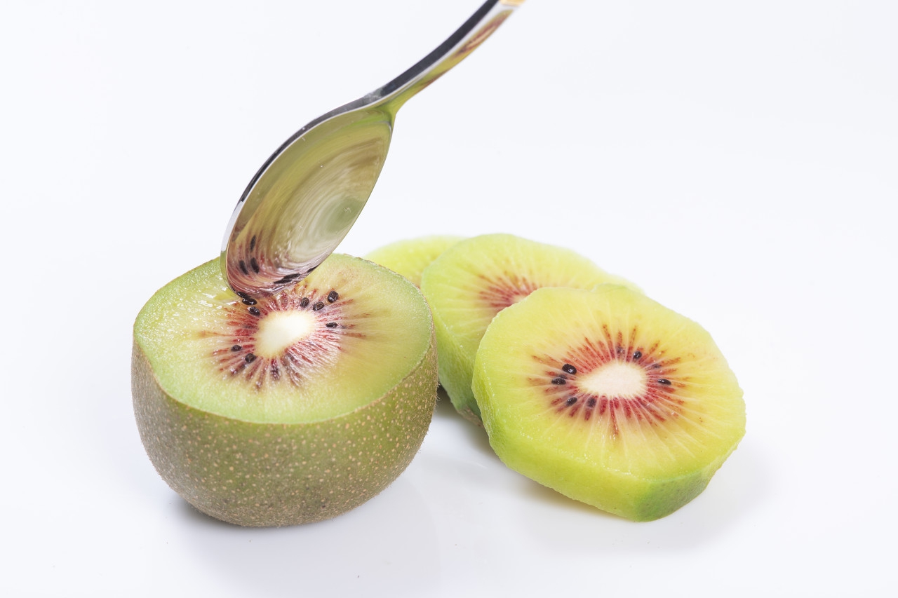 猕猴桃切开没剥开甜,猕猴桃切开是空心的正常么