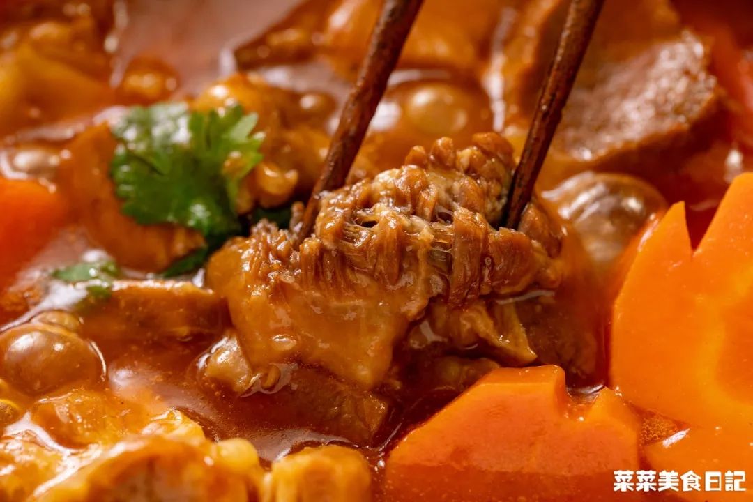 折腾一下午的年夜饭终于上桌了,历时五小时为家人做一顿年夜饭