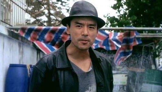 钟镇涛一月收入,钟镇涛第一任妻子花了多少钱