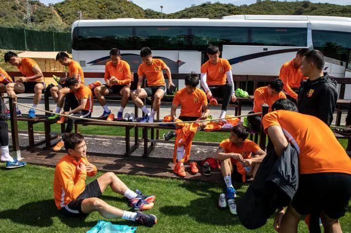 60余天无家可归，一支武汉职业足球队的奇幻漂流记