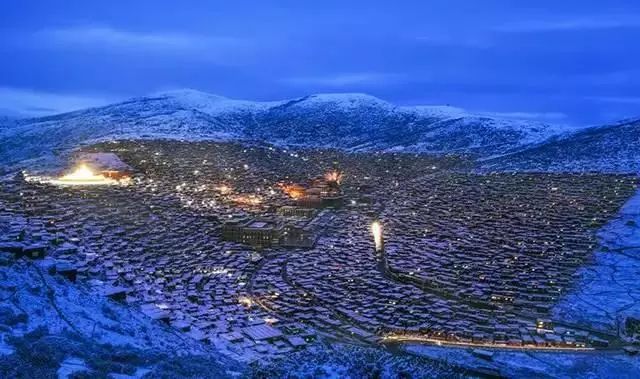 色达下雪了红白交织,色达下雪了图片大全