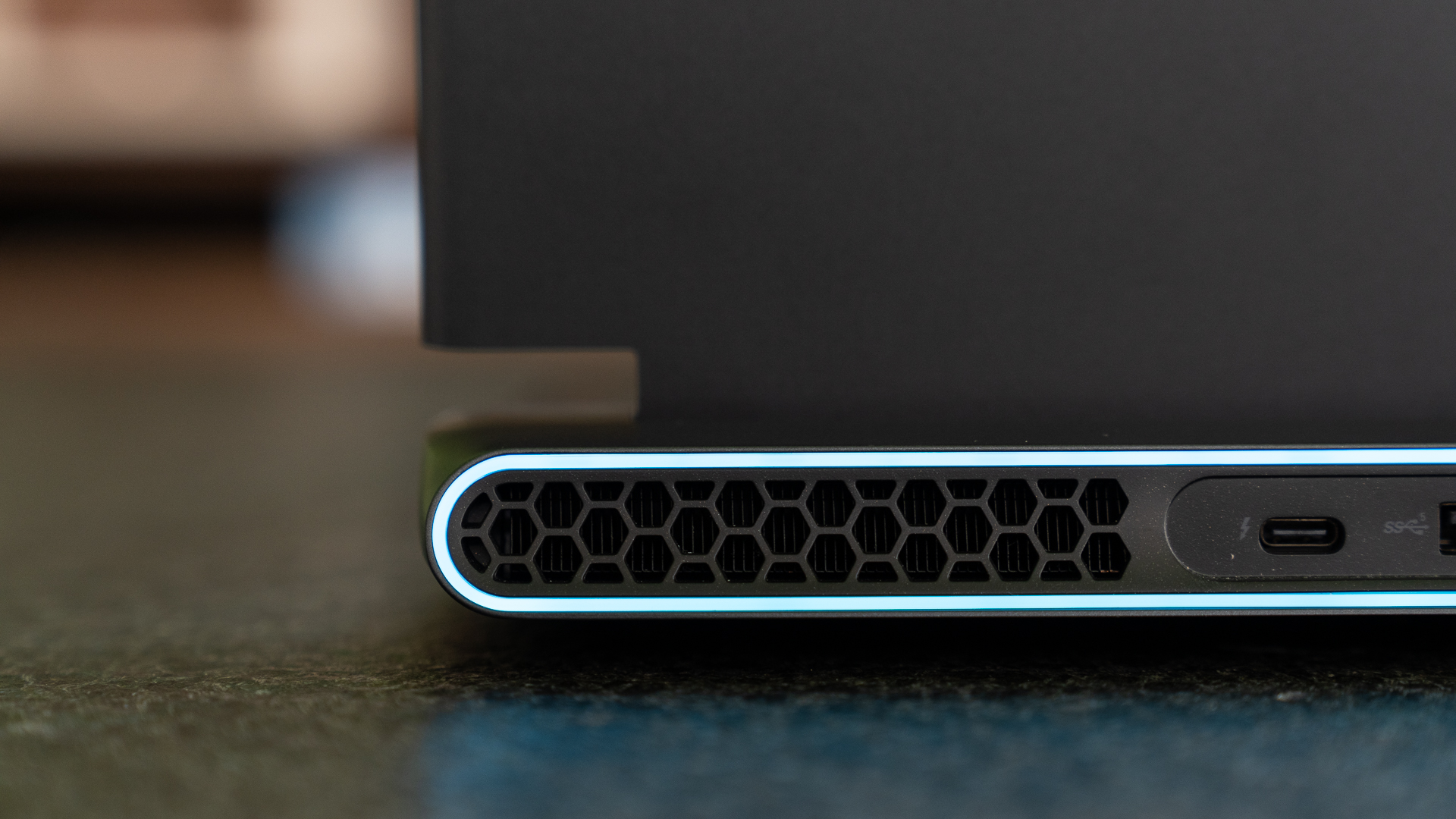 玩家的终极梦想英雄联盟,alienwarem15r6游戏本外观