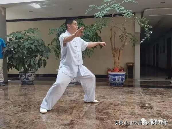 正确的松腰骨姿势,松腰小窍门