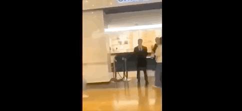 凶猛!一群国人攻陷巴黎老佛爷百货LV被迫限购