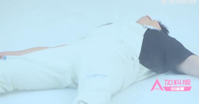 张云龙胳膊上的伤怎么留的疤,张云龙摔倒视频