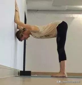 利用墙锻炼的瑜伽体式方法,用墙辅助瑜伽练习