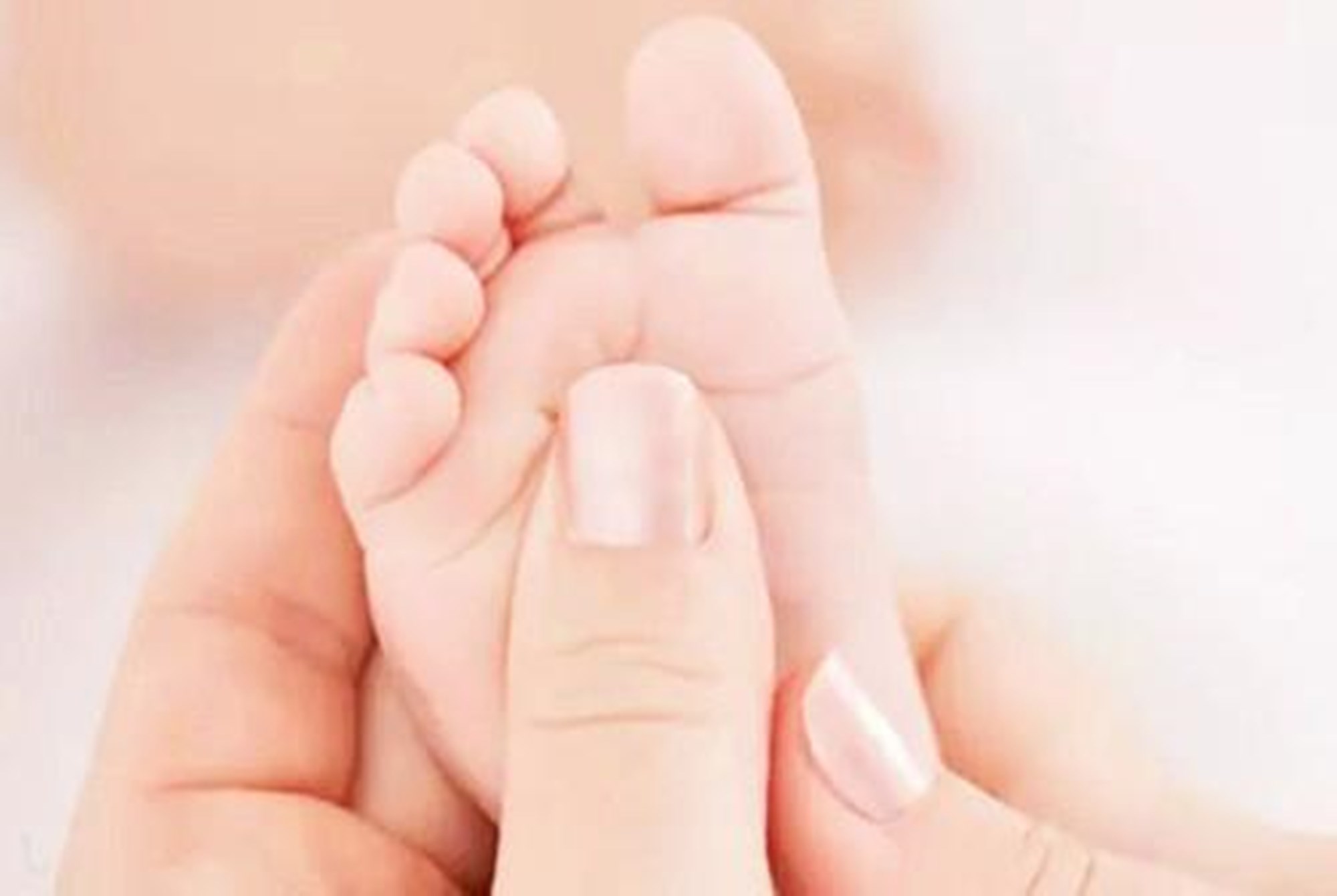 宝宝晚上爱蹬被子怎么回事,六个月宝宝频繁烦躁蹬腿