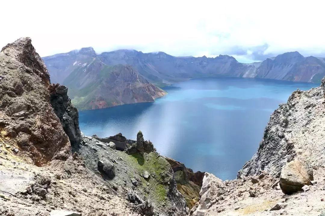 长白山天池海拔2189米,鱼无法游到这里,这些鱼哪来的?