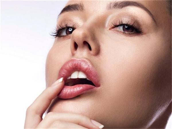 涂口红前涂什么防干裂,口红涂得特别难看怎么办