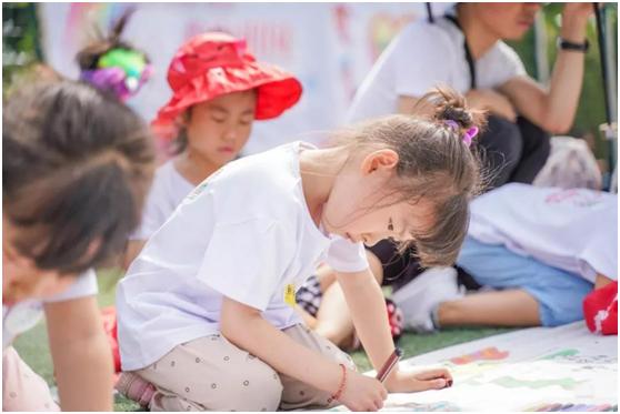 百米长卷绘中华童心,百米画卷绘祖国亲子活动幼儿园