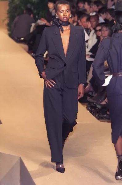 那个卖口红的YSL,教会女孩不色情的穿黑*袜丝**