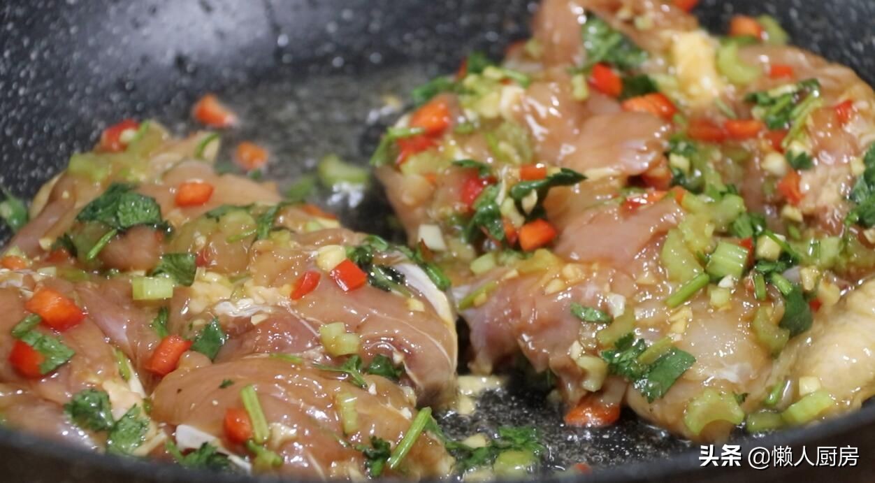 怎么做黄焖鸡腿好吃窍门,不加一滴水做鸡