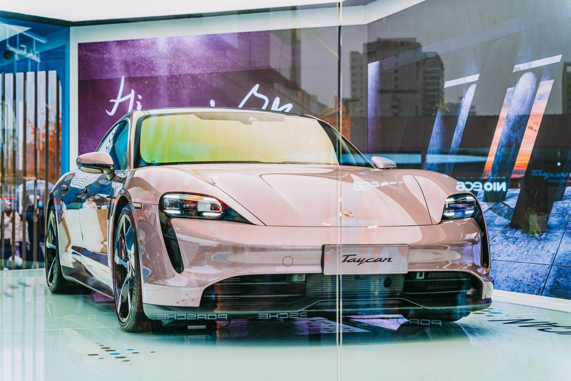 taycanturbos冰莓粉,买不起taycan的比亚迪