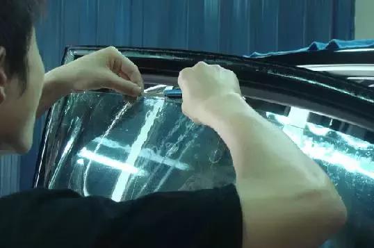 下雨天车辆太阳膜起泡泡,关于汽车太阳膜起泡的危害