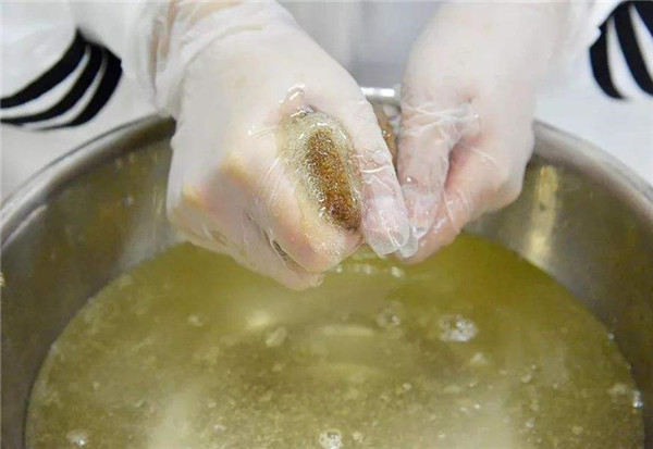 南方的凉粉和北方的凉粉不同,热天来一碗正宗的凉粉感觉爽极了