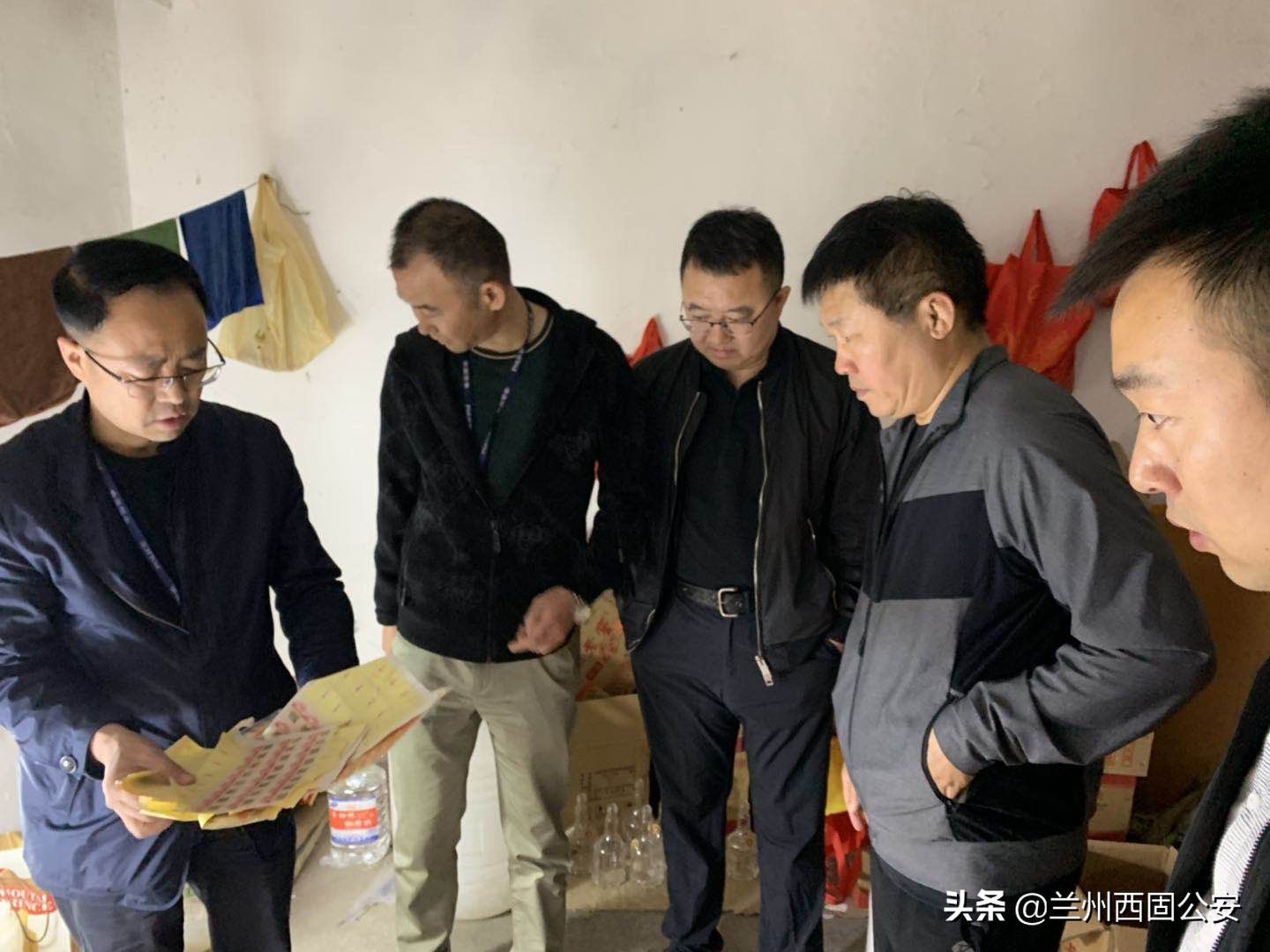 抓获假冒商标嫌疑人为攻坚行动,警方侦破一起假冒注册商标商品案