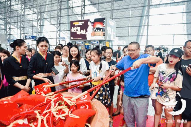 排队两个小时才吃上火锅,排队两小时也要吃到的烤鱼