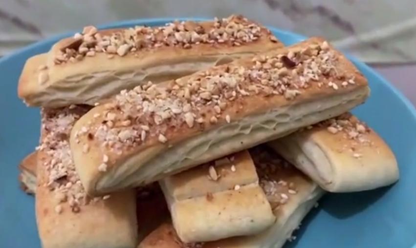 酥烧饼在家怎么做,想吃椒盐烧饼别买了教你在家做