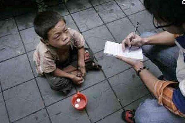 女儿告诉爸爸自己看到鬼,女儿放学突然看见打工的爸爸