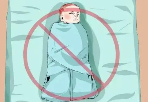 一不留神宝宝爬到床底,宝宝不注意趴在枕头上多久会死亡