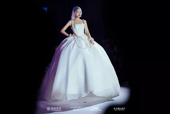 时尚经典2021「云端」夏季婚纱新品发布会