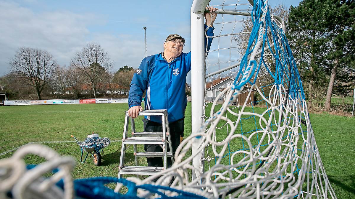 这个平凡的78岁老头，坚持45年为业余足球做了一件最伟大的事