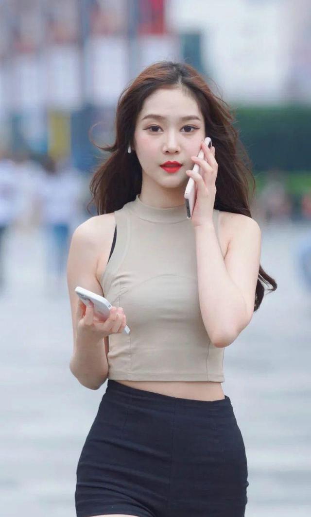 浅灰色宽松裤子搭配什么上衣好看,灰色修身针织短款上衣怎么搭配