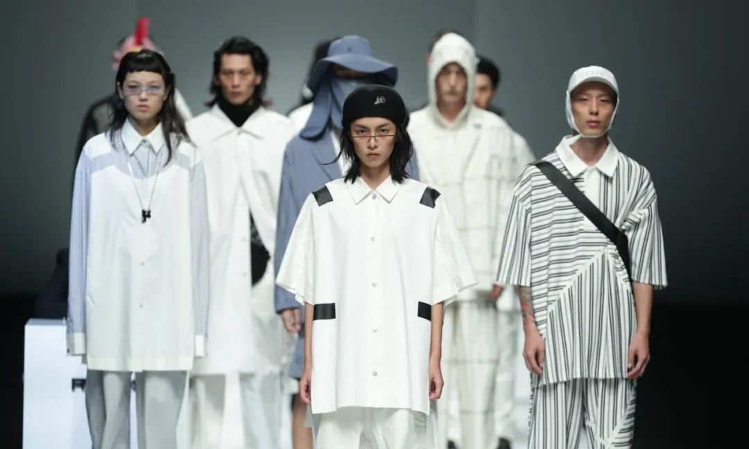 国潮在外国街头,国潮捡垃圾小孩图片