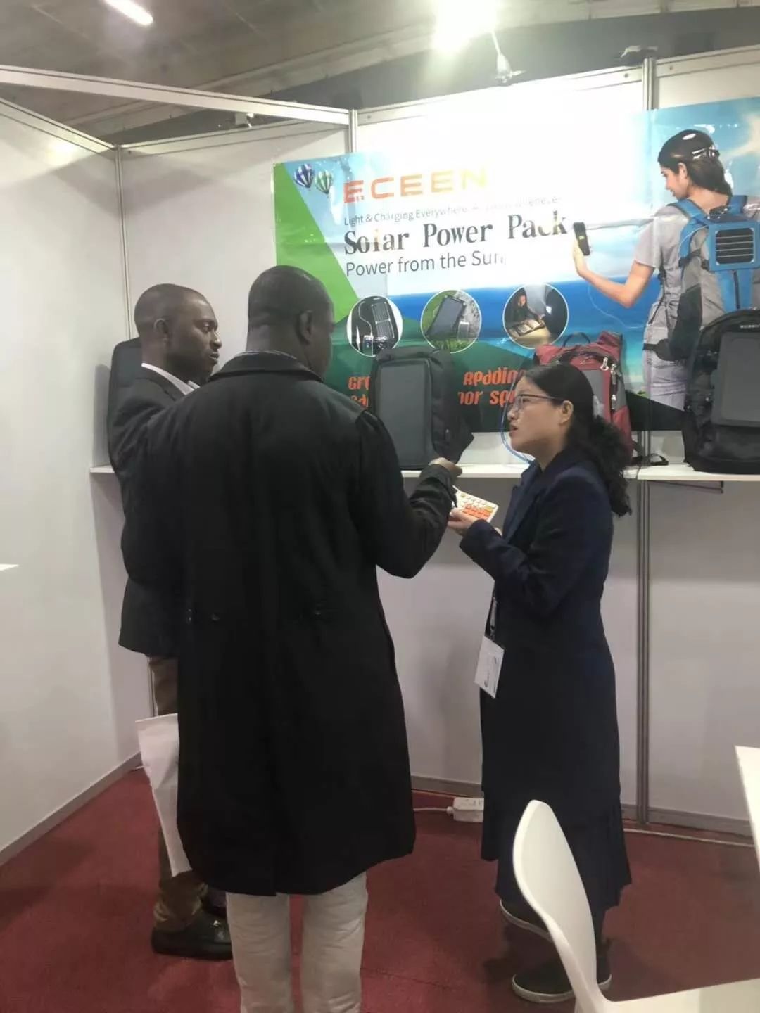 富士康小伙转行生产太阳能背包，年销百万个受非洲贫民窟儿童热捧