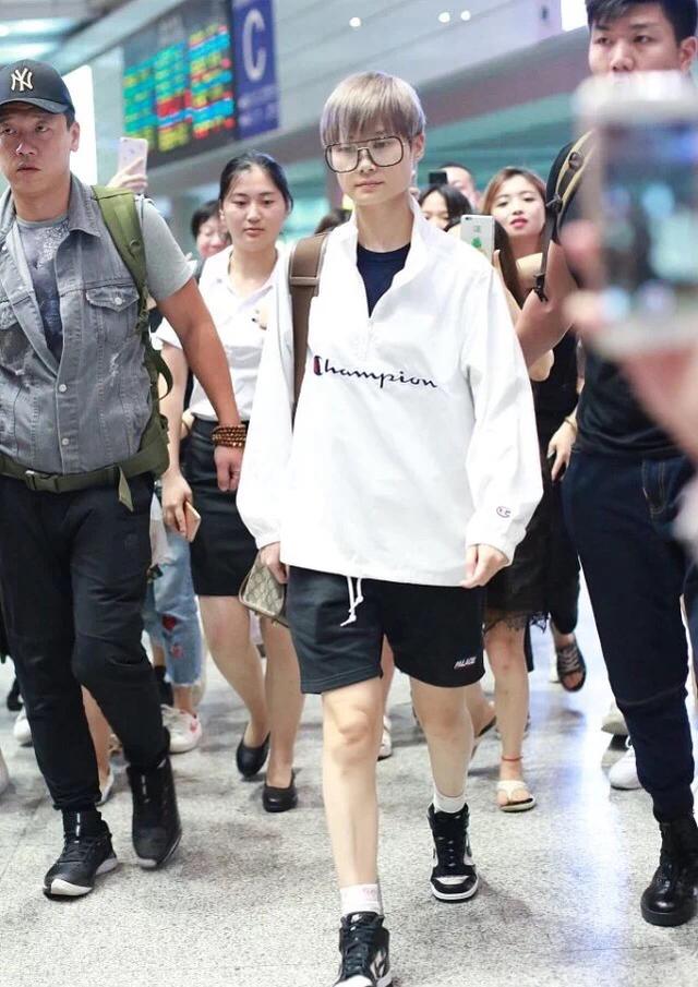 李宇春穿搭又酷又野宛若黑天鹅,李宇春早期上造型改造节目