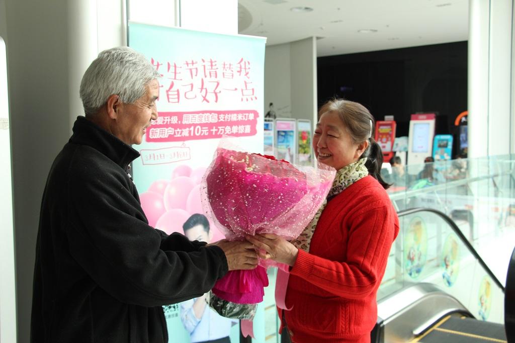 91岁爷爷给奶奶买玫瑰花,91岁爷爷买玫瑰花给90岁奶奶庆生