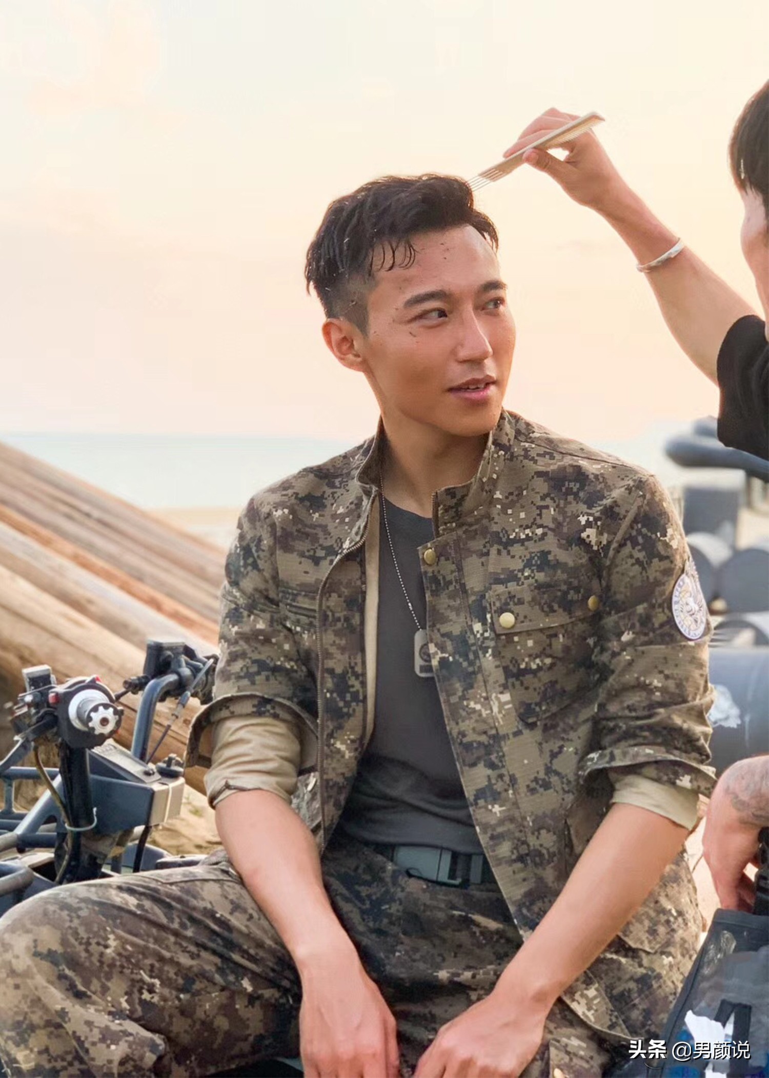 被赵薇带红，明明肌肉型男，却走谐星路线，演技好却平平：可惜！