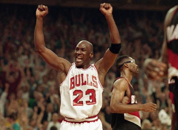 乔丹也通宵打牌，詹姆斯也吃垃圾食品，为什么我们不能原谅周琦？