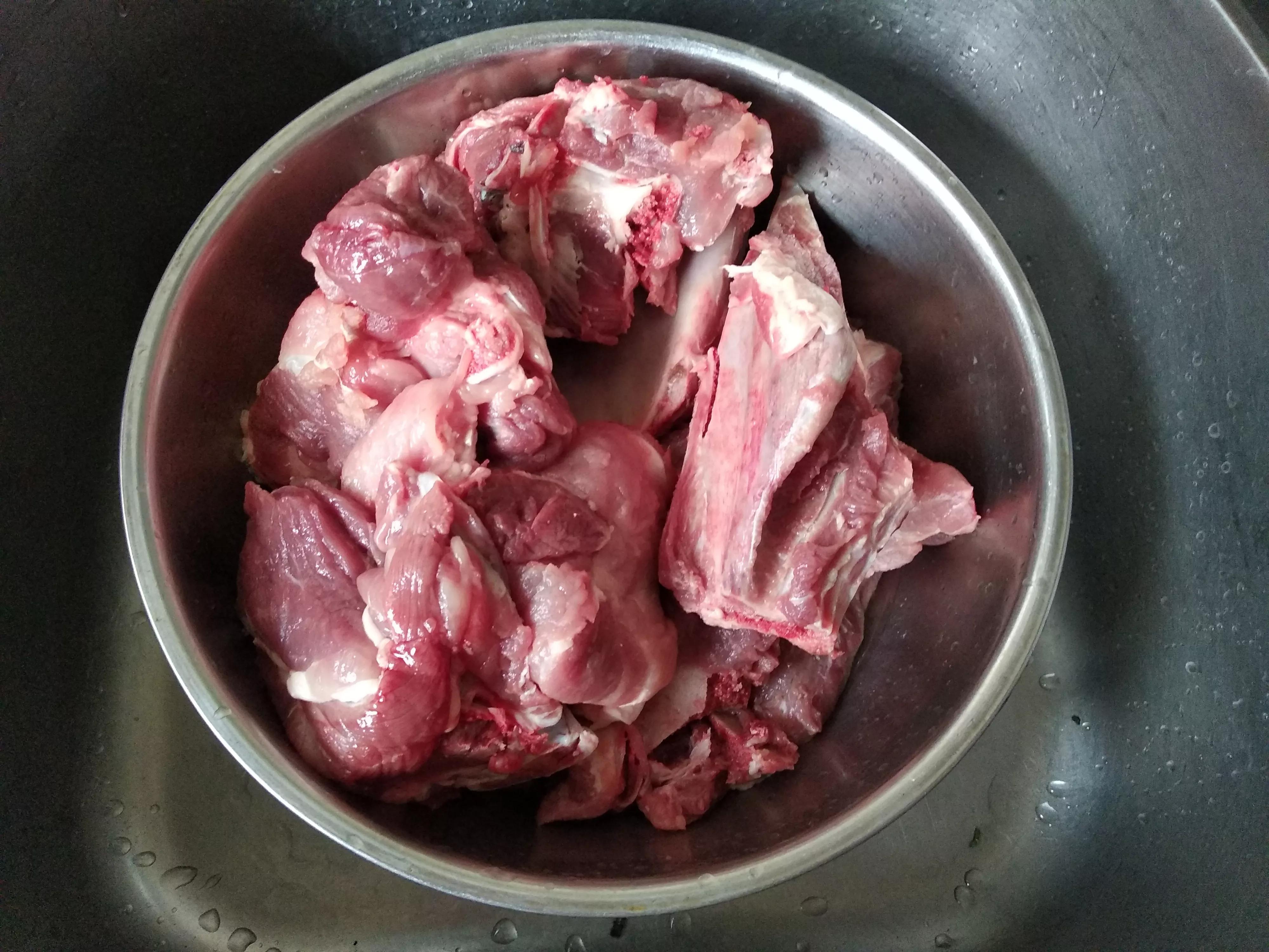 炖骨头怎么炖得又烂又香呢,家常炖大骨头放什么料