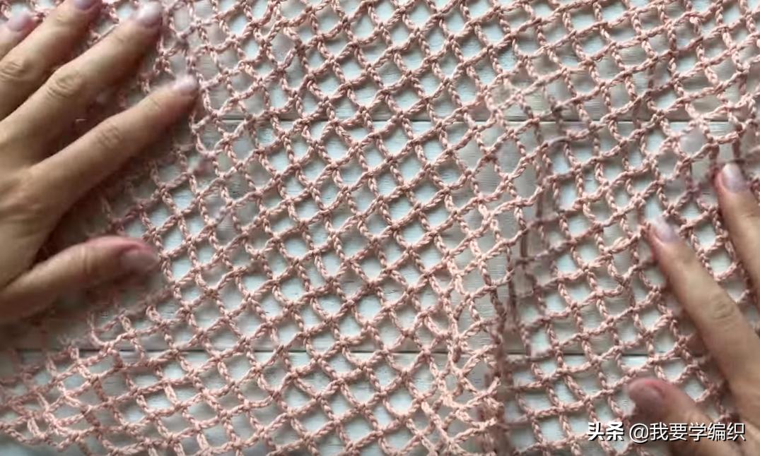 蝴蝶图案的塑料网格串珠包包教程,空心线塑料网格包包编织教程