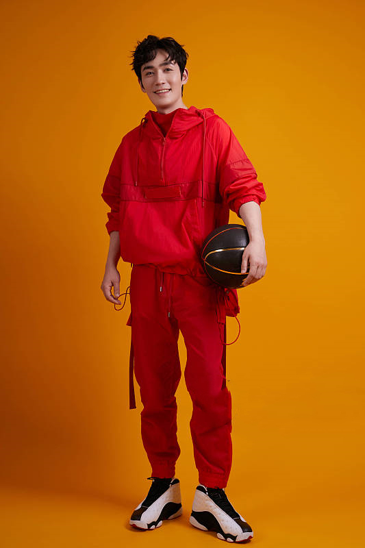 李易峰，吴亦凡等众多明星AJ鞋搭配，潮男潮女一个没少